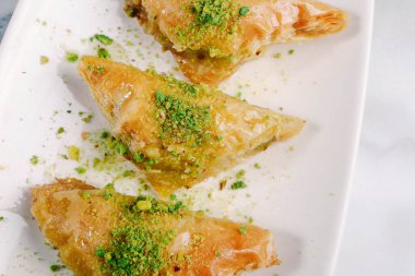 Geleneksel hindistancevizli tatlı baklavası. Ev yapımı fındıklı ve ballı baklava..