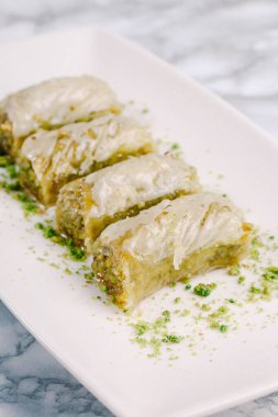 Geleneksel hindistancevizli tatlı baklavası. Ev yapımı fındıklı ve ballı baklava..