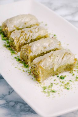 Geleneksel hindistancevizli tatlı baklavası. Ev yapımı fındıklı ve ballı baklava..