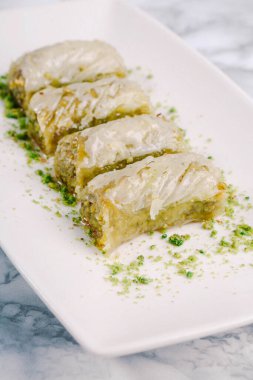 Geleneksel hindistancevizli tatlı baklavası. Ev yapımı fındıklı ve ballı baklava..