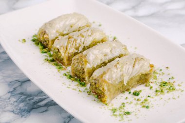 Geleneksel hindistancevizli tatlı baklavası. Ev yapımı fındıklı ve ballı baklava..