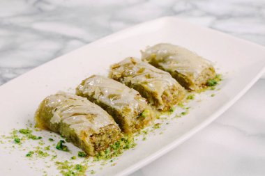 Geleneksel hindistancevizli tatlı baklavası. Ev yapımı fındıklı ve ballı baklava..