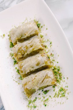 Geleneksel hindistancevizli tatlı baklavası. Ev yapımı fındıklı ve ballı baklava..