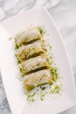 Geleneksel hindistancevizli tatlı baklavası. Ev yapımı fındıklı ve ballı baklava..