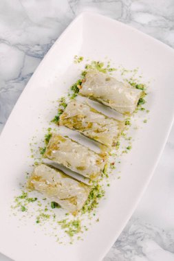 Geleneksel hindistancevizli tatlı baklavası. Ev yapımı fındıklı ve ballı baklava..