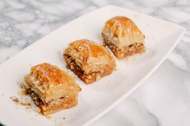 Geleneksel hindistancevizli tatlı baklavası. Ev yapımı fındıklı ve ballı baklava..