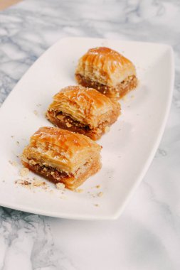 Geleneksel hindistancevizli tatlı baklavası. Ev yapımı fındıklı ve ballı baklava..