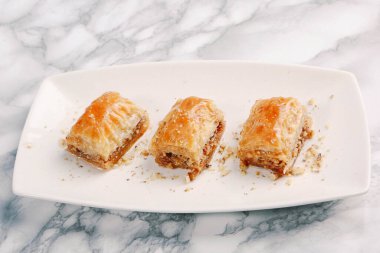 Geleneksel hindistancevizli tatlı baklavası. Ev yapımı fındıklı ve ballı baklava..