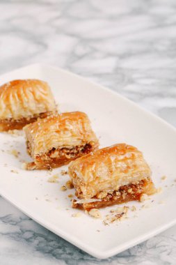 Geleneksel hindistancevizli tatlı baklavası. Ev yapımı fındıklı ve ballı baklava..
