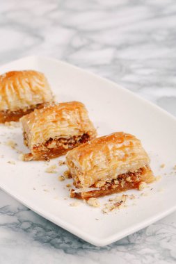 Geleneksel hindistancevizli tatlı baklavası. Ev yapımı fındıklı ve ballı baklava..