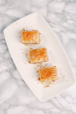 Geleneksel hindistancevizli tatlı baklavası. Ev yapımı fındıklı ve ballı baklava..