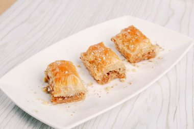 Geleneksel hindistancevizli tatlı baklavası. Ev yapımı fındıklı ve ballı baklava..