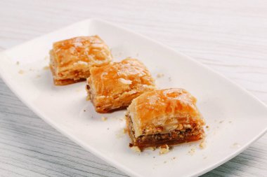 Geleneksel hindistancevizli tatlı baklavası. Ev yapımı fındıklı ve ballı baklava..