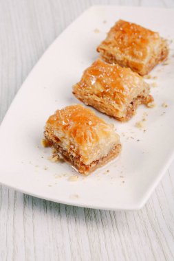 Geleneksel hindistancevizli tatlı baklavası. Ev yapımı fındıklı ve ballı baklava..