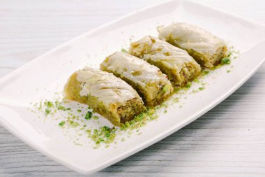 Geleneksel hindistancevizli tatlı baklavası. Ev yapımı fındıklı ve ballı baklava..