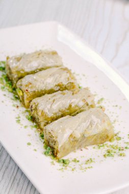 Geleneksel hindistancevizli tatlı baklavası. Ev yapımı fındıklı ve ballı baklava..