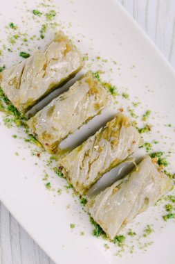Geleneksel hindistancevizli tatlı baklavası. Ev yapımı fındıklı ve ballı baklava..