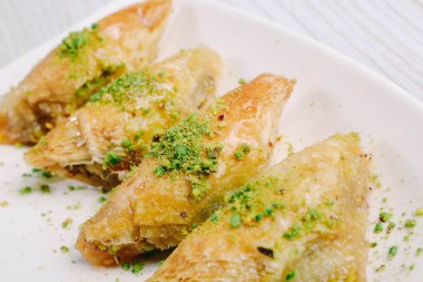 Geleneksel hindistancevizli tatlı baklavası. Ev yapımı fındıklı ve ballı baklava..