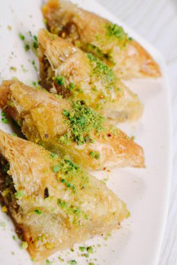 Geleneksel hindistancevizli tatlı baklavası. Ev yapımı fındıklı ve ballı baklava..