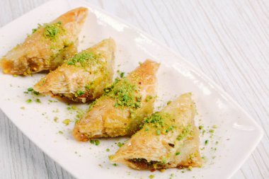Geleneksel hindistancevizli tatlı baklavası. Ev yapımı fındıklı ve ballı baklava..