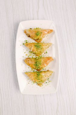 Geleneksel hindistancevizli tatlı baklavası. Ev yapımı fındıklı ve ballı baklava..