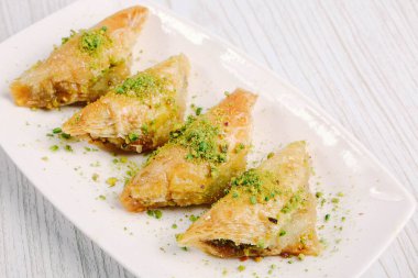 Geleneksel hindistancevizli tatlı baklavası. Ev yapımı fındıklı ve ballı baklava..