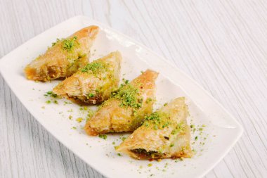 Geleneksel hindistancevizli tatlı baklavası. Ev yapımı fındıklı ve ballı baklava..