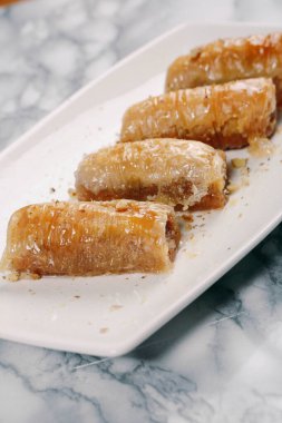 Geleneksel hindistancevizli tatlı baklavası. Ev yapımı fındıklı ve ballı baklava..