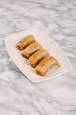 Geleneksel hindistancevizli tatlı baklavası. Ev yapımı fındıklı ve ballı baklava..