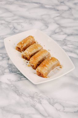 Geleneksel hindistancevizli tatlı baklavası. Ev yapımı fındıklı ve ballı baklava..