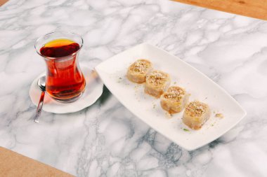 Geleneksel hindistancevizli tatlı baklavası. Ev yapımı fındıklı ve ballı baklava..