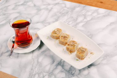Geleneksel hindistancevizli tatlı baklavası. Ev yapımı fındıklı ve ballı baklava..