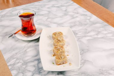 Geleneksel hindistancevizli tatlı baklavası. Ev yapımı fındıklı ve ballı baklava..