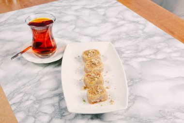 Geleneksel hindistancevizli tatlı baklavası. Ev yapımı fındıklı ve ballı baklava..