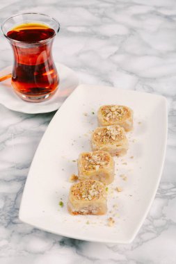 Geleneksel hindistancevizli tatlı baklavası. Ev yapımı fındıklı ve ballı baklava..
