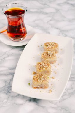 Geleneksel hindistancevizli tatlı baklavası. Ev yapımı fındıklı ve ballı baklava..