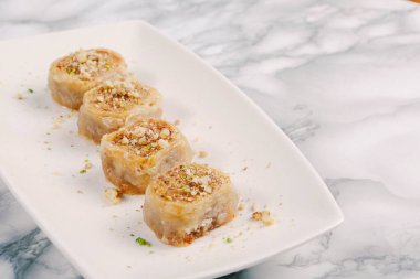 Geleneksel hindistancevizli tatlı baklavası. Ev yapımı fındıklı ve ballı baklava..