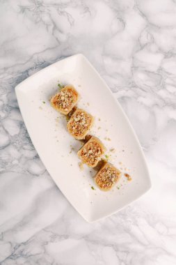 Geleneksel hindistancevizli tatlı baklavası. Ev yapımı fındıklı ve ballı baklava..