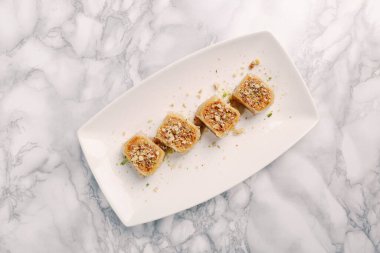 Geleneksel hindistancevizli tatlı baklavası. Ev yapımı fındıklı ve ballı baklava..