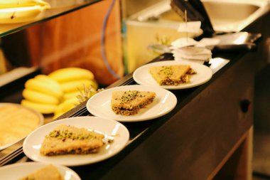 Geleneksel hindistancevizli tatlı baklavası. Ev yapımı fındıklı ve ballı baklava..