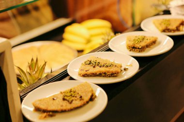 Geleneksel hindistancevizli tatlı baklavası. Ev yapımı fındıklı ve ballı baklava..