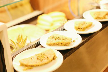 Geleneksel hindistancevizli tatlı baklavası. Ev yapımı fındıklı ve ballı baklava..