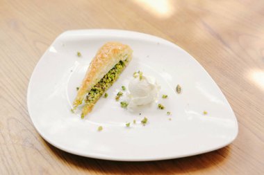 Geleneksel hindistancevizli tatlı baklavası. Ev yapımı fındıklı ve ballı baklava..