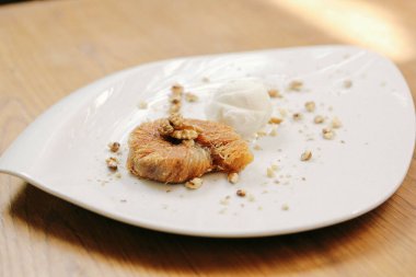 Geleneksel hindistancevizli tatlı baklavası. Ev yapımı fındıklı ve ballı baklava..