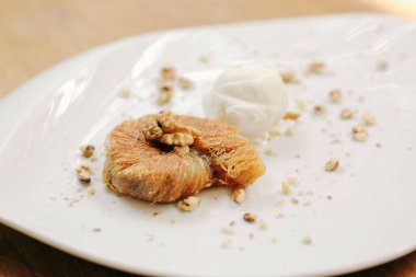 Geleneksel hindistancevizli tatlı baklavası. Ev yapımı fındıklı ve ballı baklava..