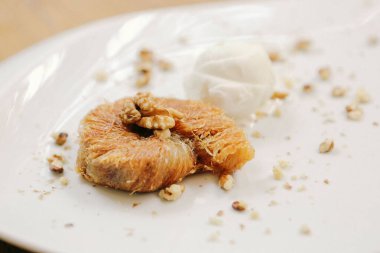 Geleneksel hindistancevizli tatlı baklavası. Ev yapımı fındıklı ve ballı baklava..