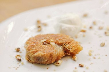 Geleneksel hindistancevizli tatlı baklavası. Ev yapımı fındıklı ve ballı baklava..