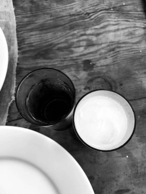 Özel Alkollü İçkili Rakılı Türk ve Yunan Geleneksel Yemek Masası. Uzo ve Türk Rakısı, Türkiye, Yunanistan, Kıbrıs ve Lübnan'da yaygın olarak tüketilen kuru anason aromalı bir aperatiftir.