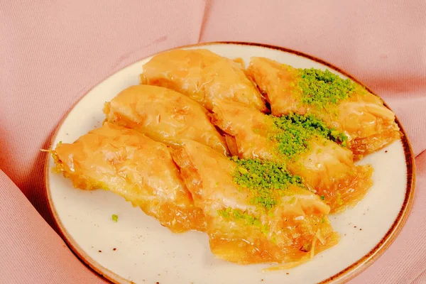 Geleneksel hindistancevizli tatlı baklavası. Ev yapımı fındıklı ve ballı baklava..