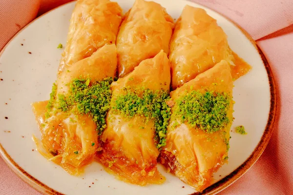 Geleneksel hindistancevizli tatlı baklavası. Ev yapımı fındıklı ve ballı baklava..